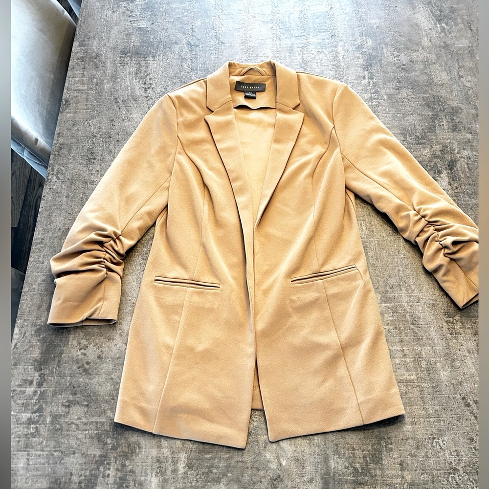 Blazer Suzy Shier, Tan Color